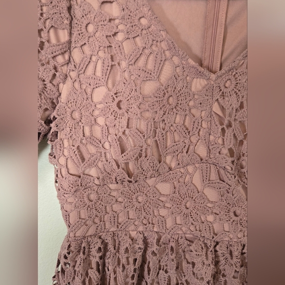 Wren & Ivory Mauve Lace Dress Size Medium - Picture 5 of 11